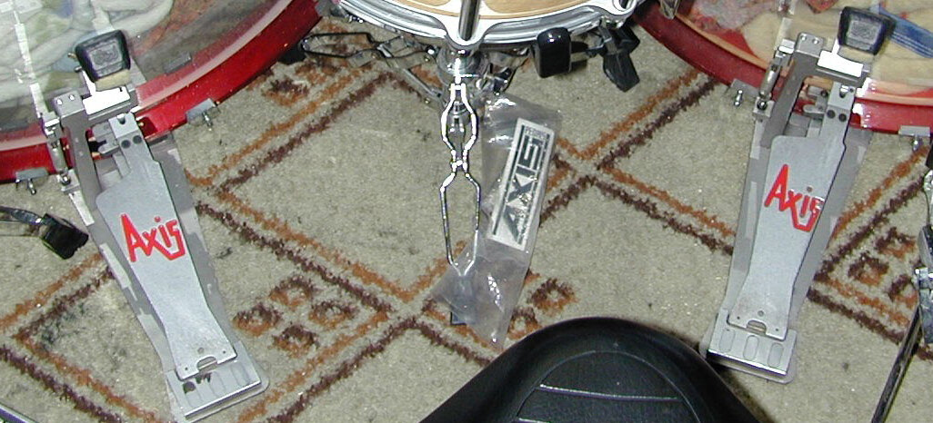 Axis shortboard double pedals on the kick drums